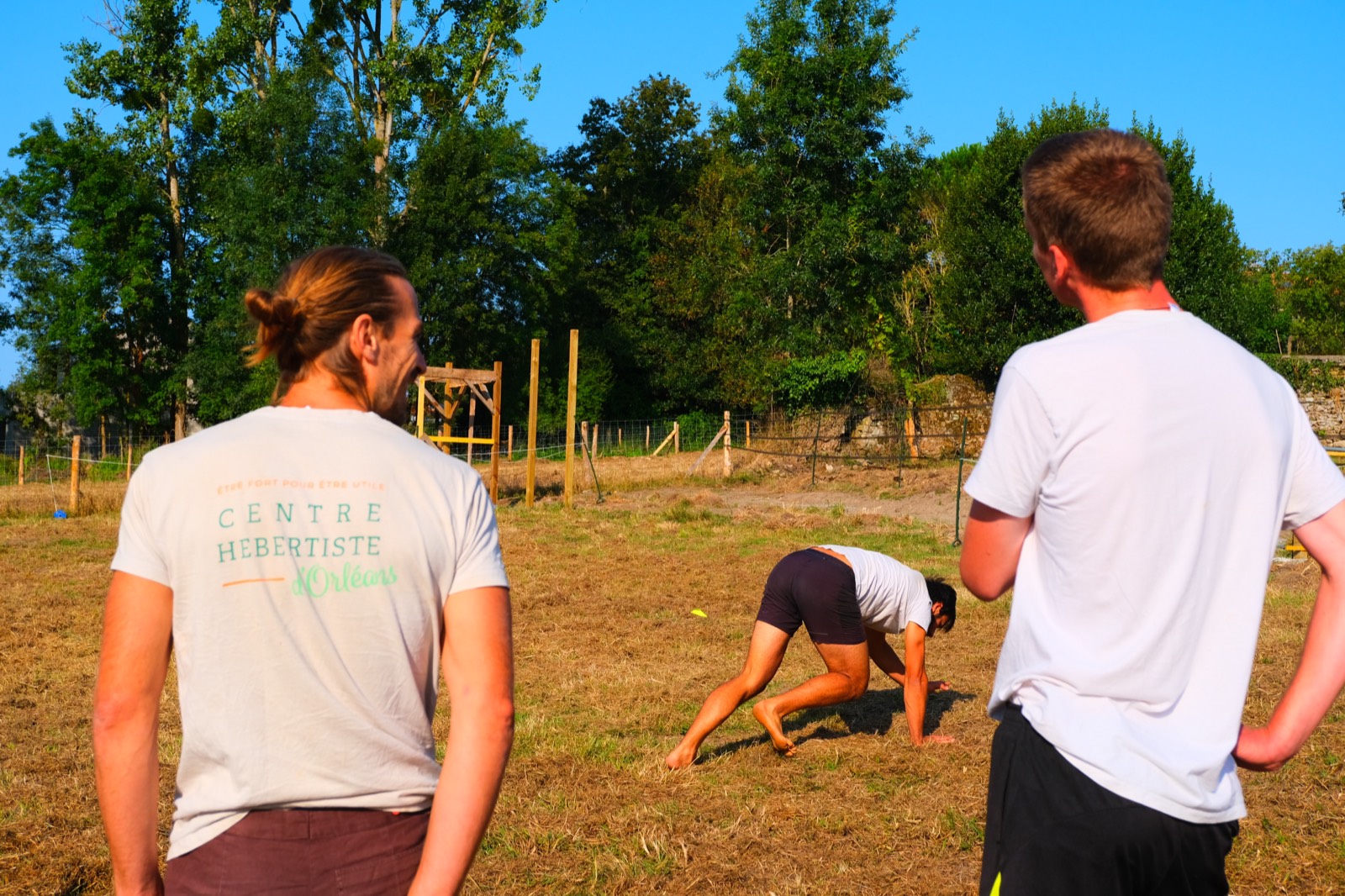 Moniteurs observant un départ en position de sprinter, en fin de journée