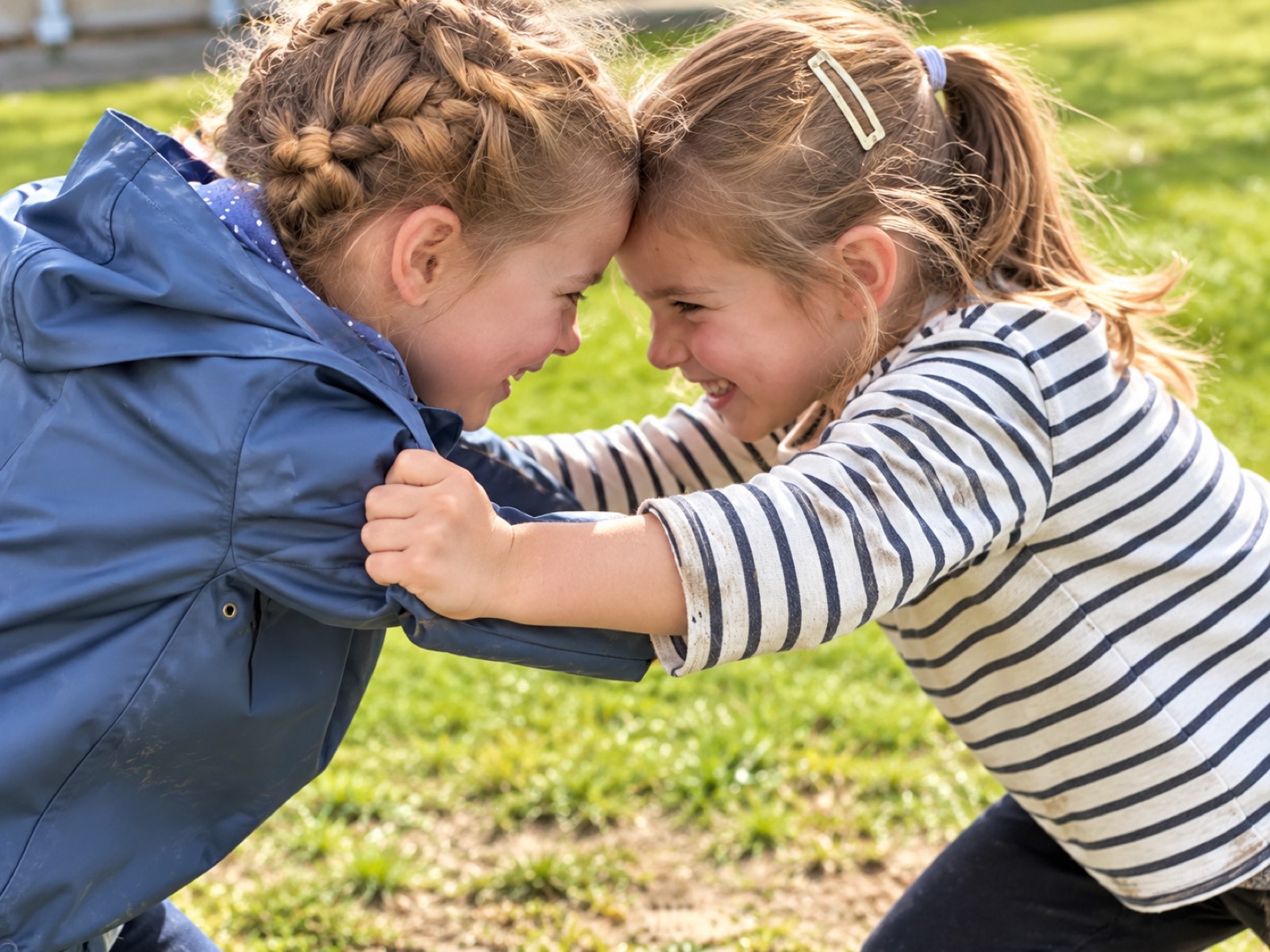 Deux fillettes riant front contre front, en pleine chahut complice