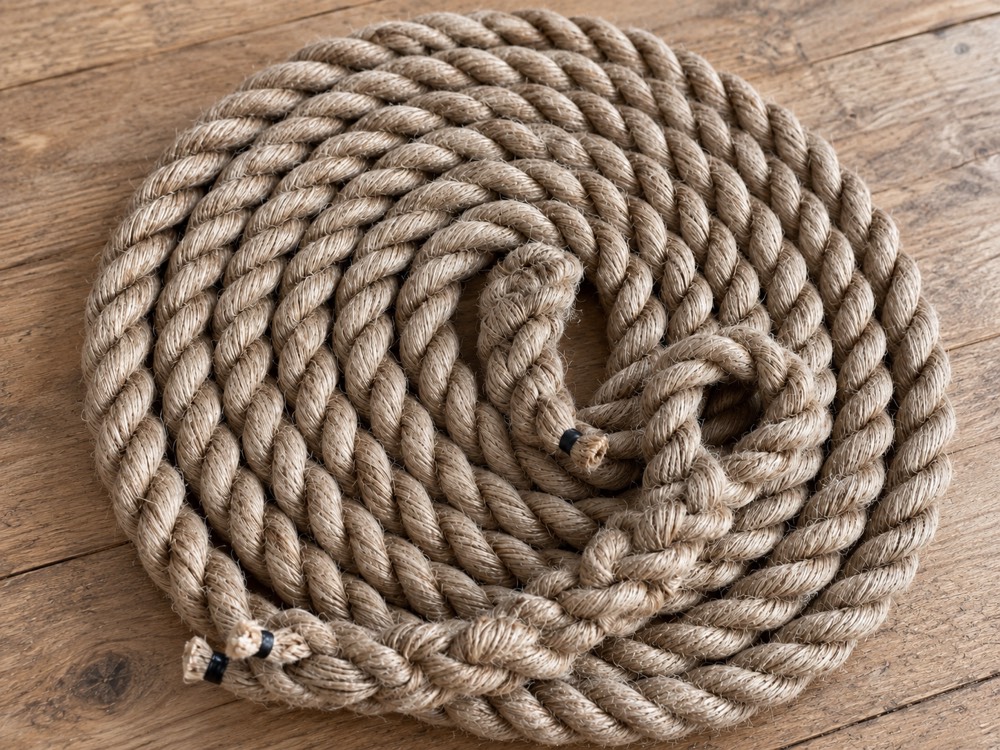 Corde en chanvre enroulée sur un plancher en bois